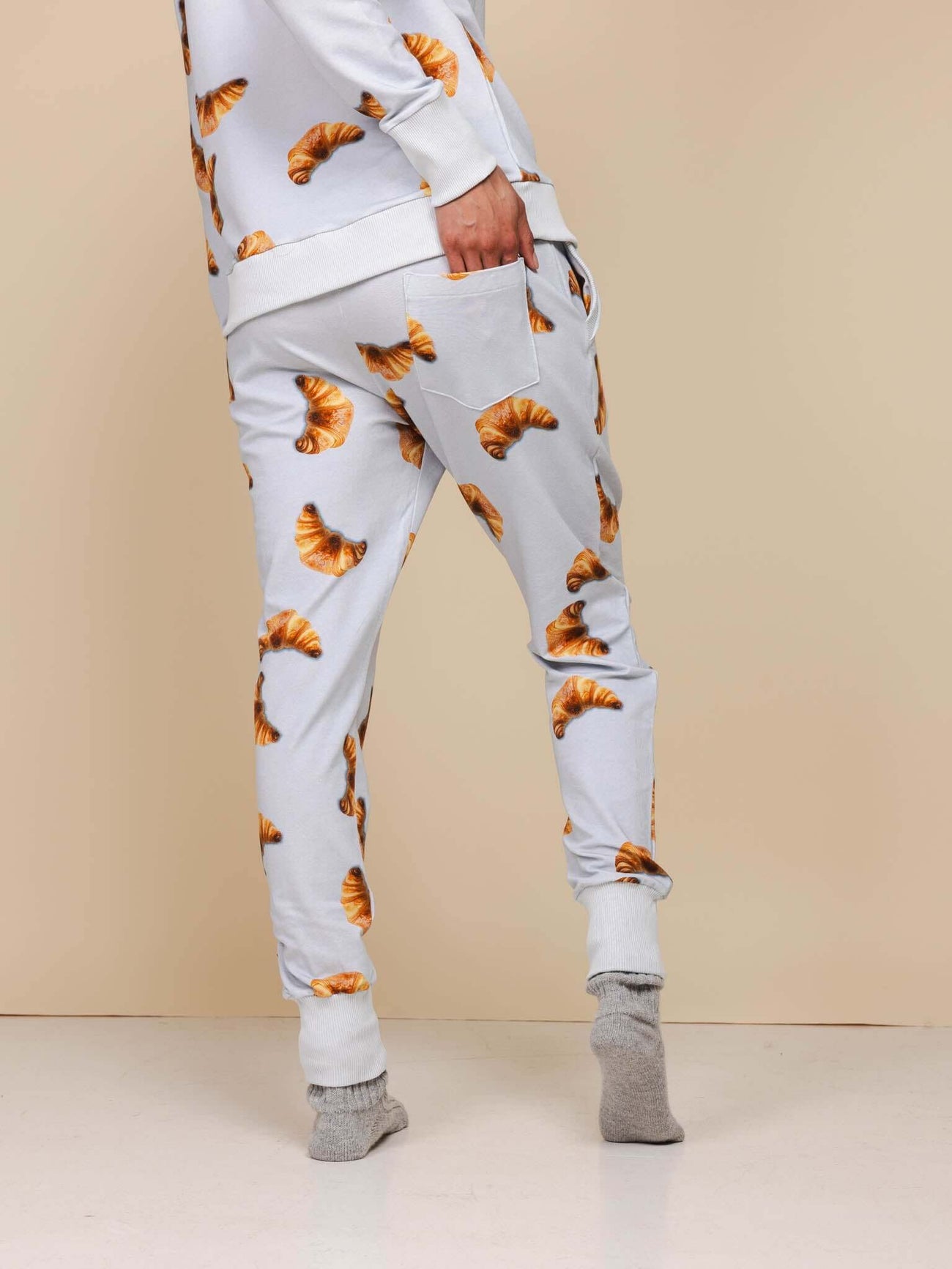 SNURK Croissants Broek Unisex, comfortabele joggingbroek met croissantjes, ideaal voor dames en heren.
