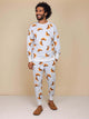 Man in SNURK Croissants Broek Unisex, casual outfit met croissant print, comfortabele joggingbroek van biologische katoen.