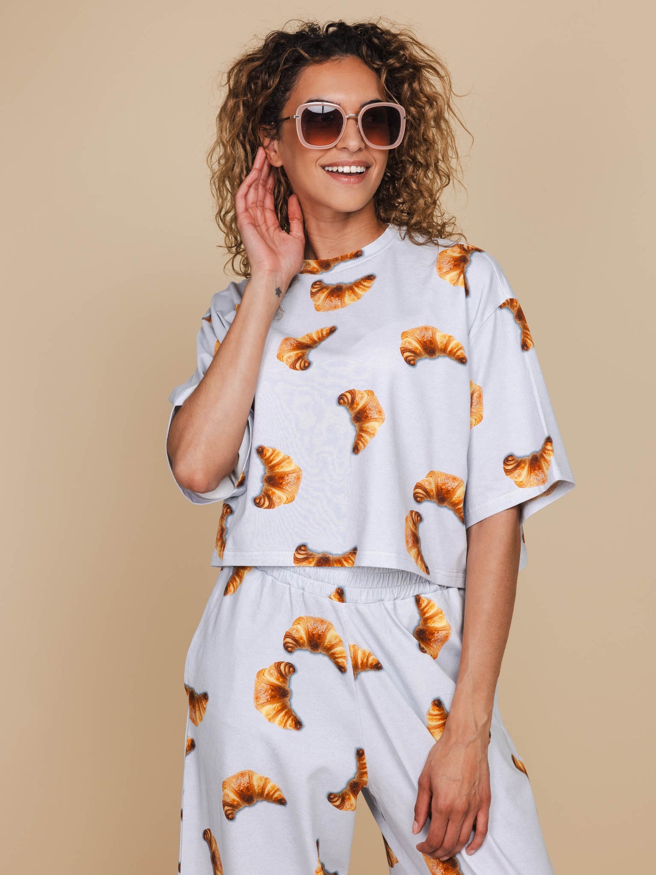 SNURK Croissants Cropped T-Shirt Dames met croissantjes print, perfect voor relax- of slaapoutfits.