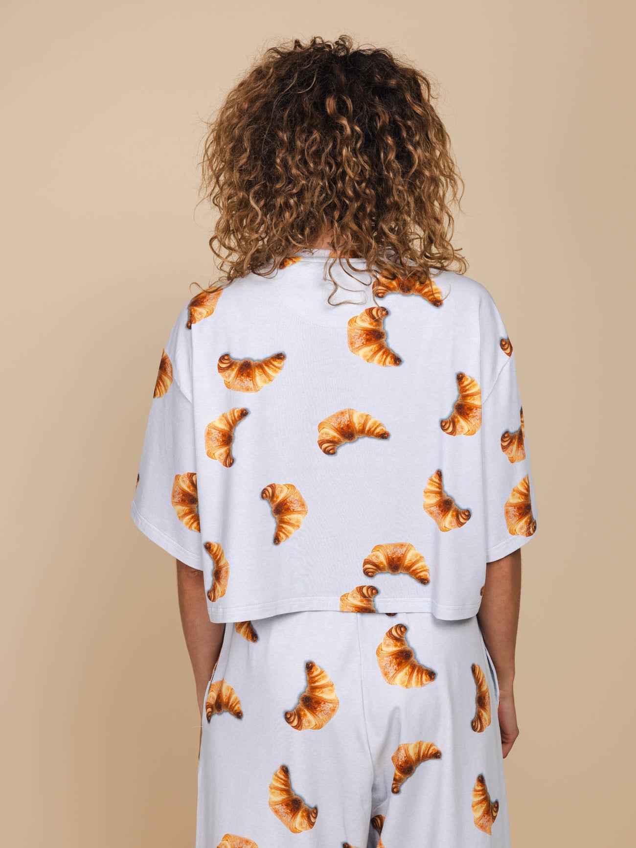 SNURK Croissants Cropped T-Shirt Dames met croissantjesprint op een witte achtergrond.