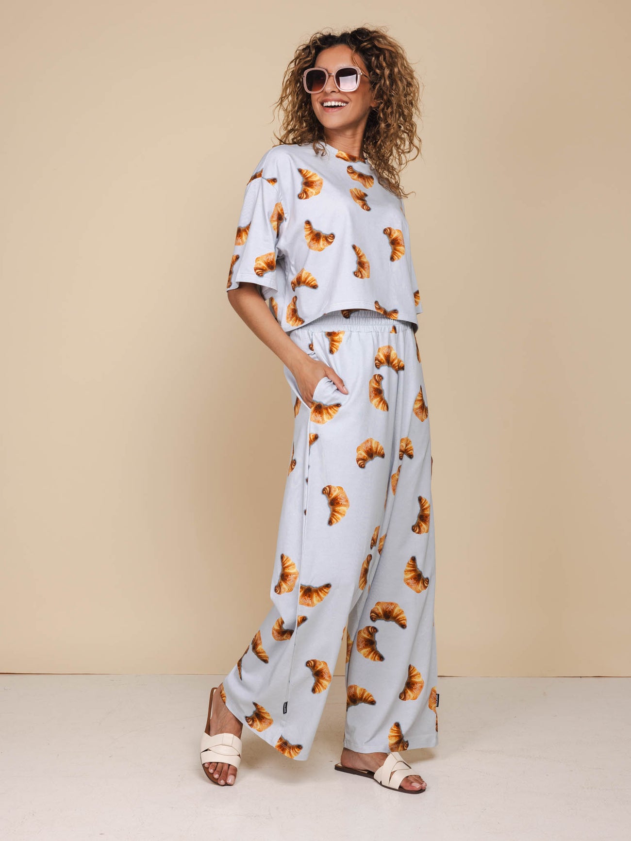 SNURK Croissants Cropped T-Shirt Dames met croissantjes print, draagt comfortabel en leuk voor relax- of slaapoutfit.