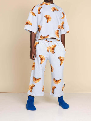 SNURK Croissants Cropped T-Shirt Kids met croissantjes, perfect voor kinderen in zachte biologische katoen.