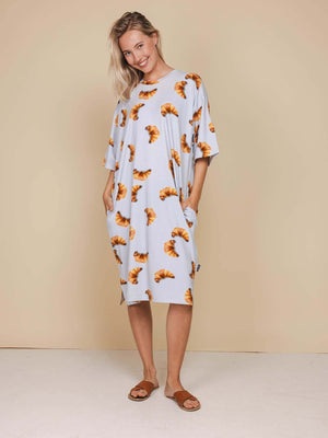 SNURK Croissants Relaxed T-Shirt Dress One Size Dames in een comfortabele, oversized stijl met croissantjes print.