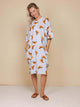 SNURK Croissants Relaxed T-Shirt Dress One Size Dames in een comfortabele, oversized stijl met croissantjes print.