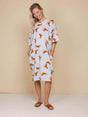SNURK Croissants Relaxed T-Shirt Dress One Size Dames in een comfortabele, oversized stijl met croissantjes print.