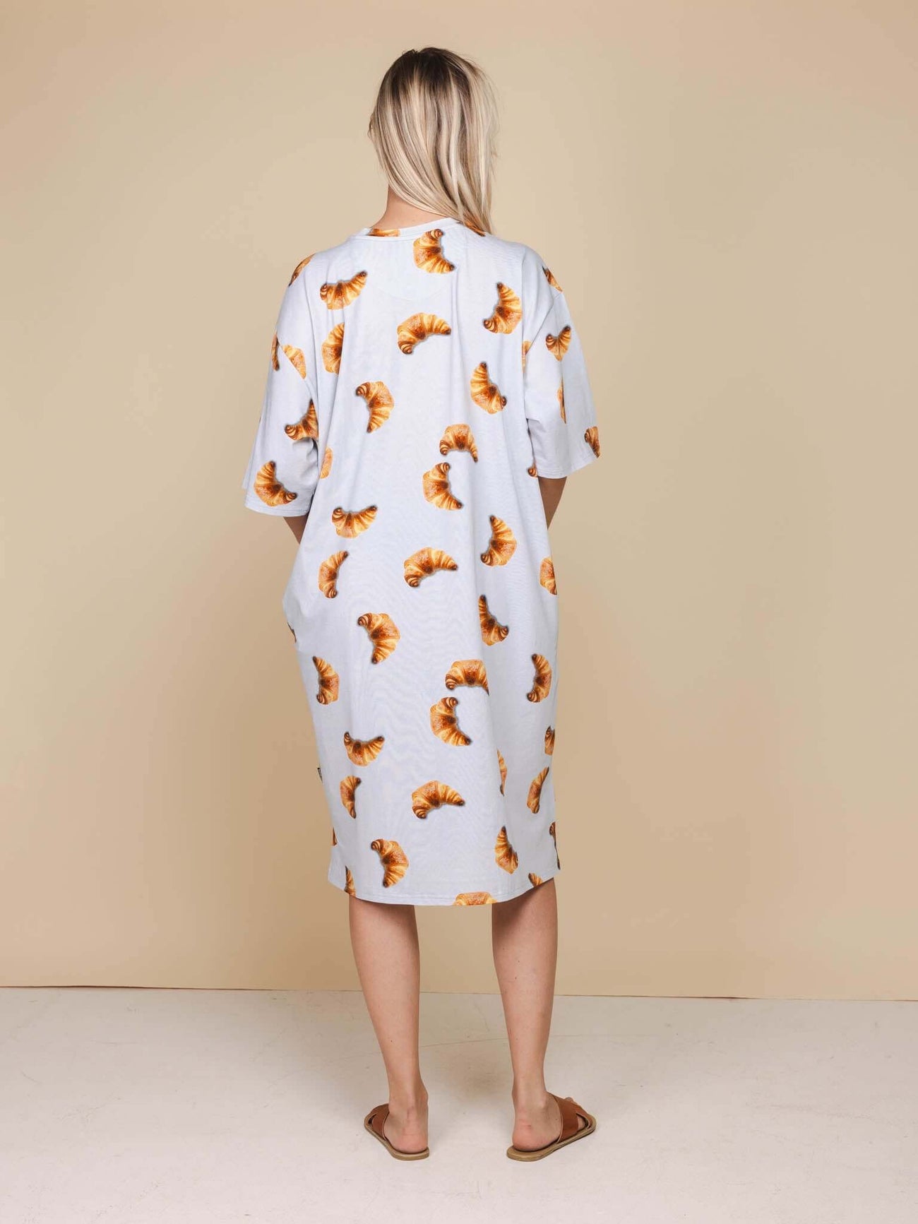 SNURK Croissants Relaxed T-Shirt Dress One Size Dames, achterzijde van een relax jurkje met croissant print.