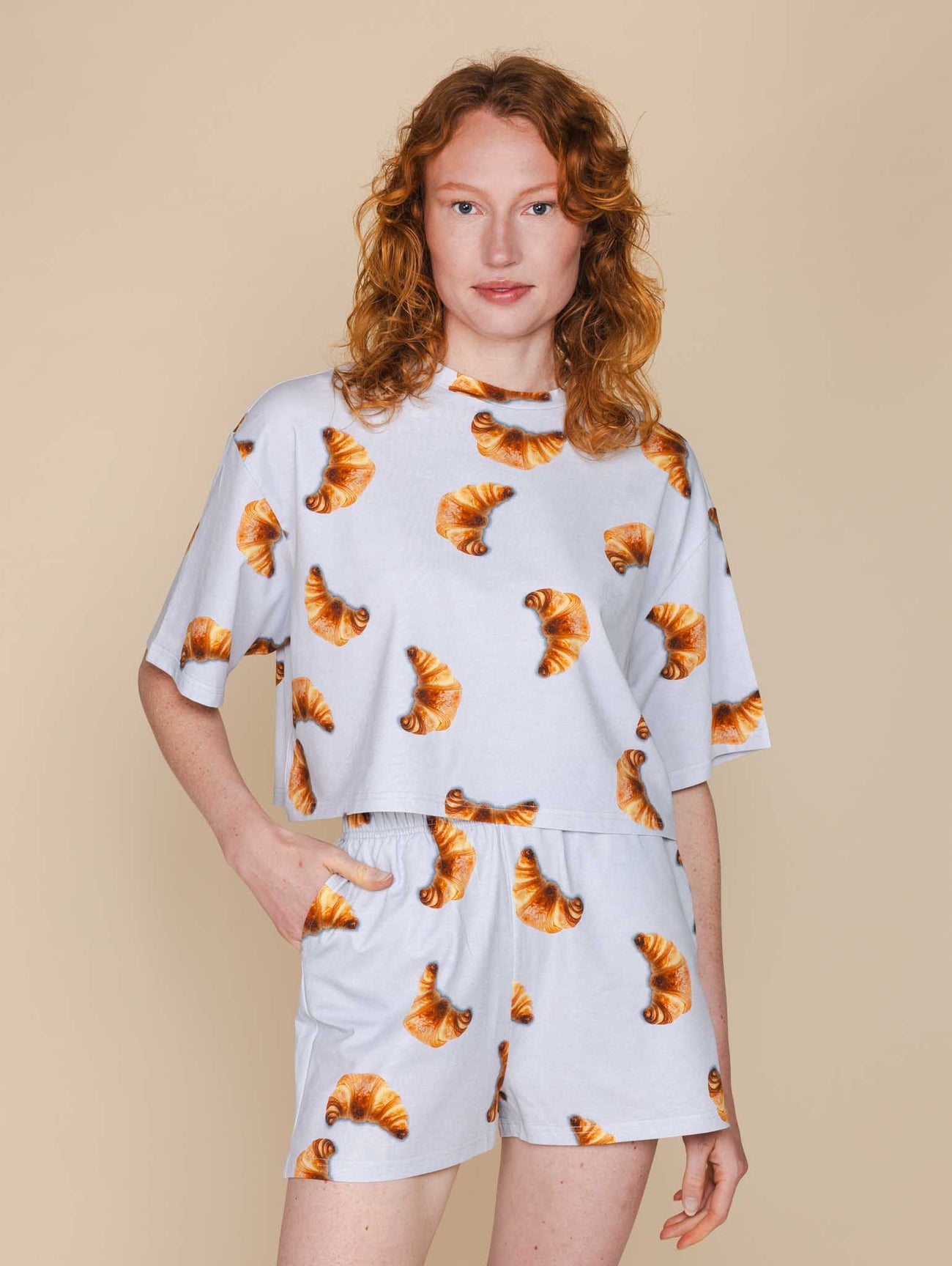 SNURK Croissants Shorts Dames, luchtige korte broek met croissantjes design voor dames loungewear.