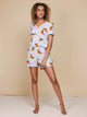 Model in SNURK Croissants Shorts Dames met croissantjesprint, perfect voor loungen en slapen.