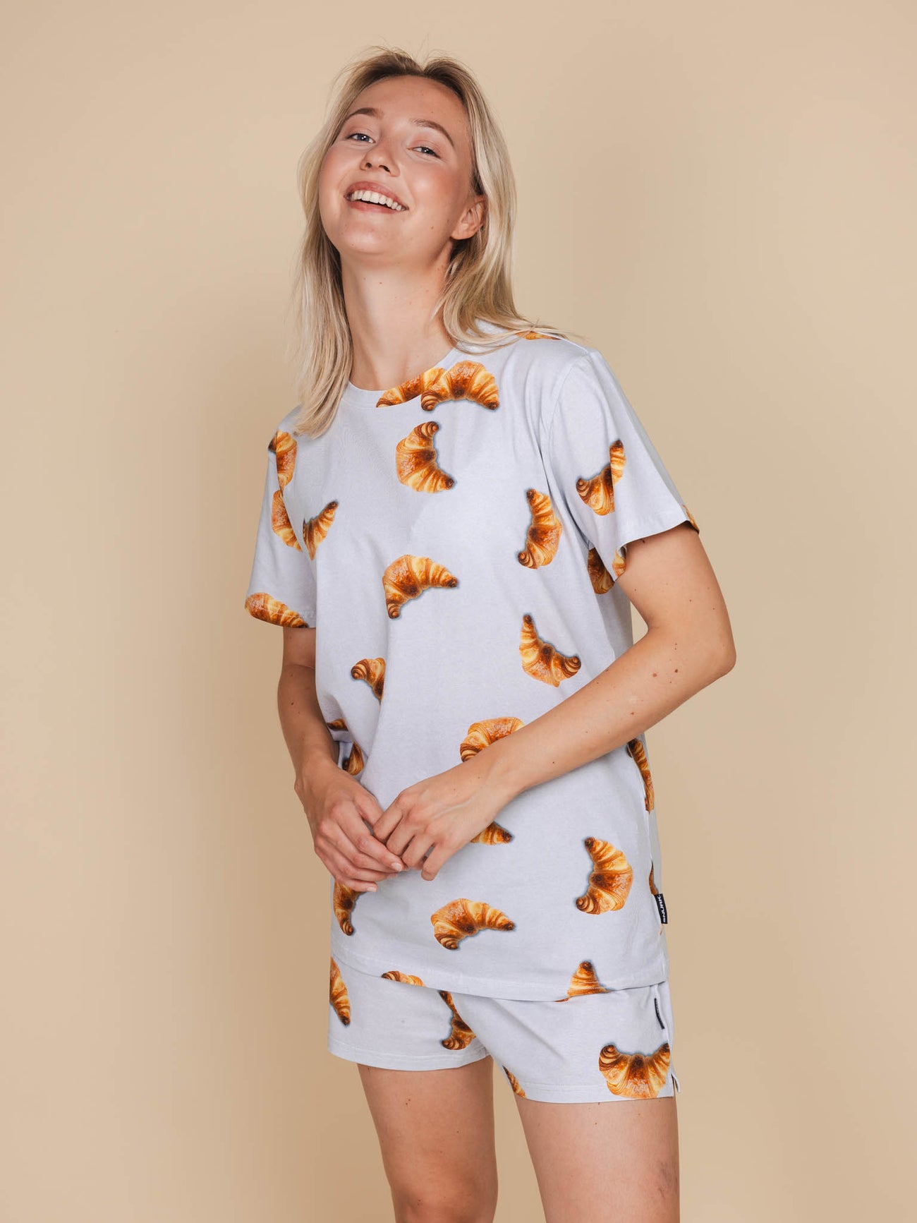 SNURK Croissants Shorts Dames met luchtige croissantjes print, ideaal om in te loungen of te slapen.