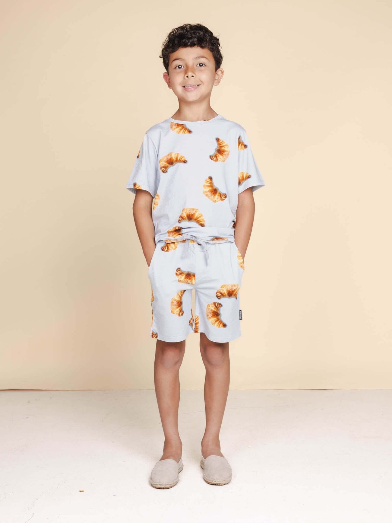 SNURK Croissants Shorts Kids voor jongens met croissantjes print, gemaakt van biologische katoen, relaxed fit.