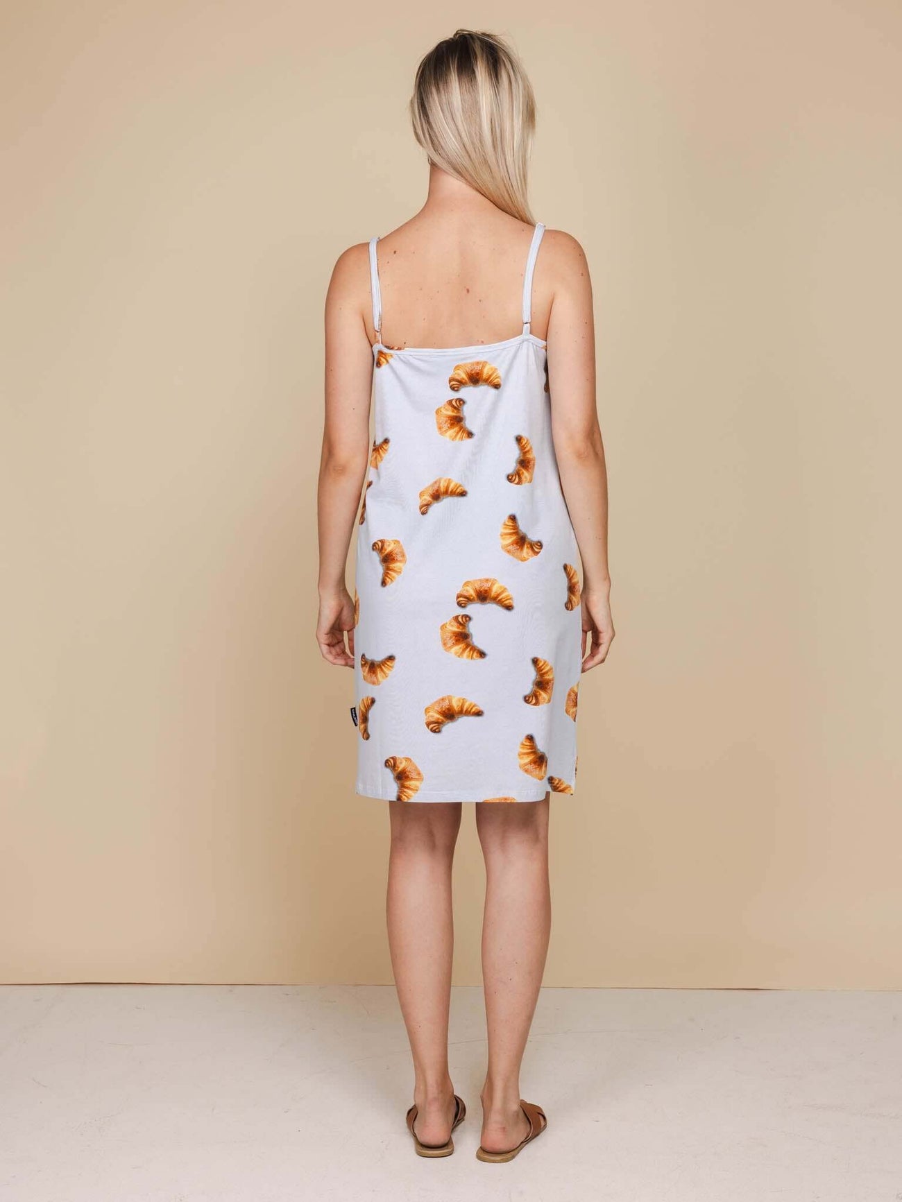 SNURK Croissants Strap Dress Dames achterkant print van croissantjes op een luchtig jurkje