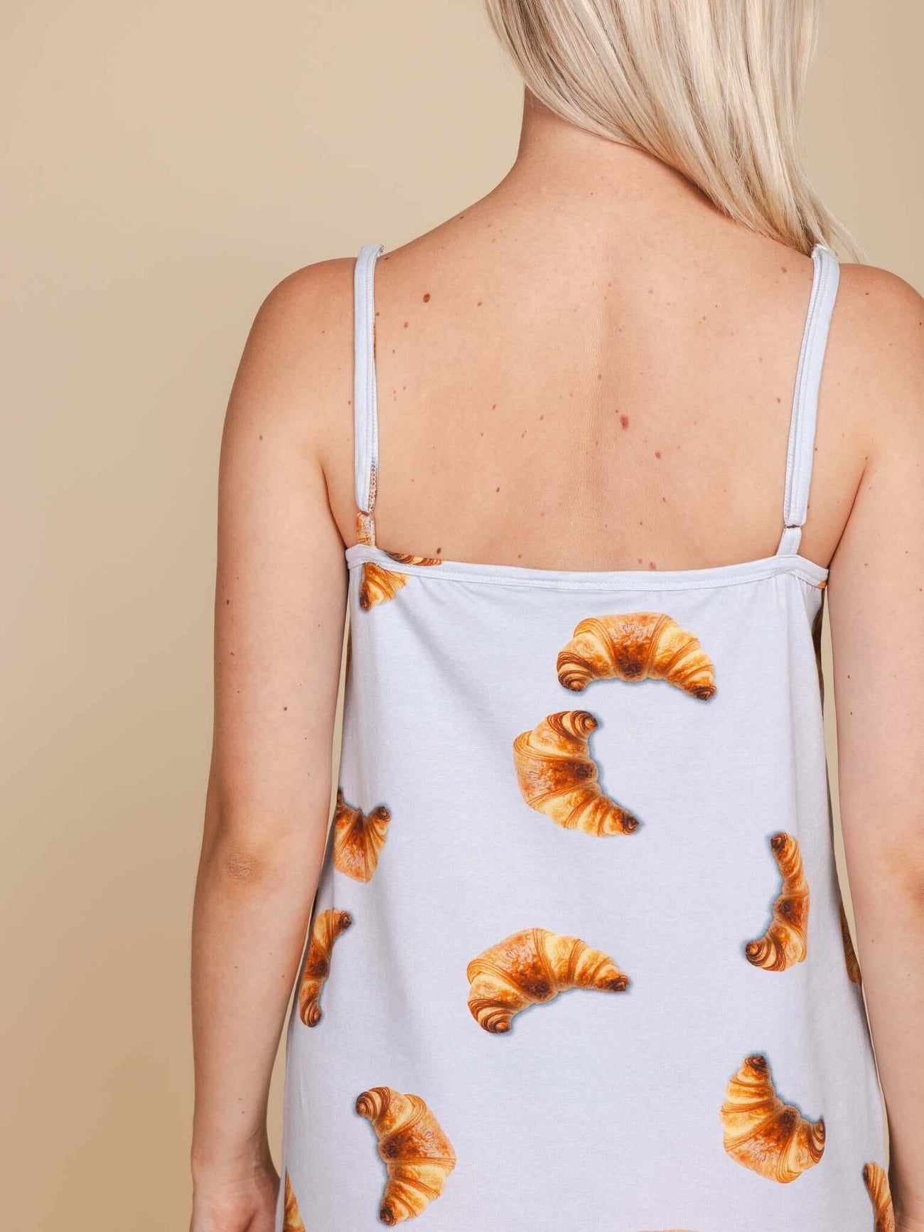 SNURK Croissants Strap Dress Dames met croissantjesprint, achterkant van het jurkje met spaghettibandjes.