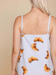 SNURK Croissants Strap Dress Dames met croissantjesprint, achterkant van het jurkje met spaghettibandjes.
