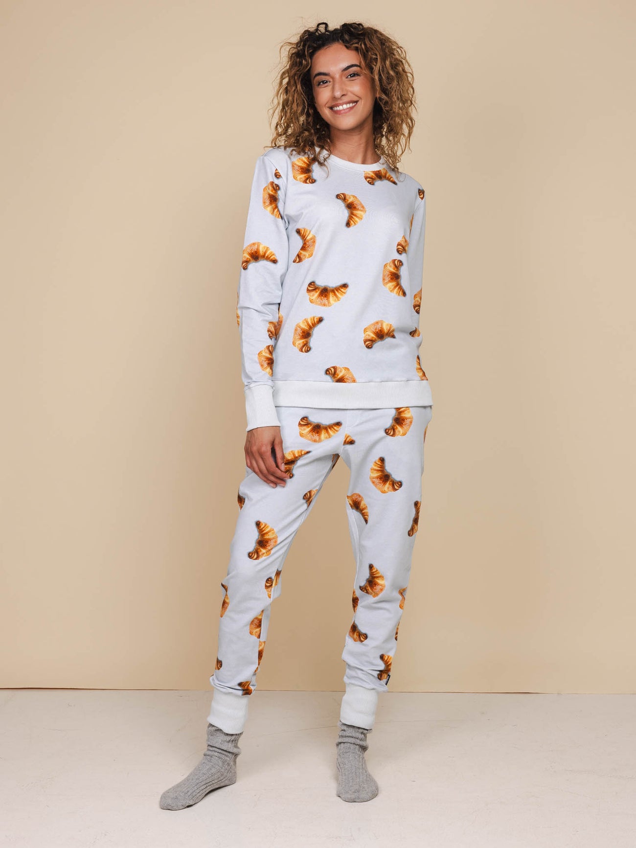 SNURK Croissants Sweater Dames met versgebakken croissantjes, perfect voor dag- en nachtgebruik.