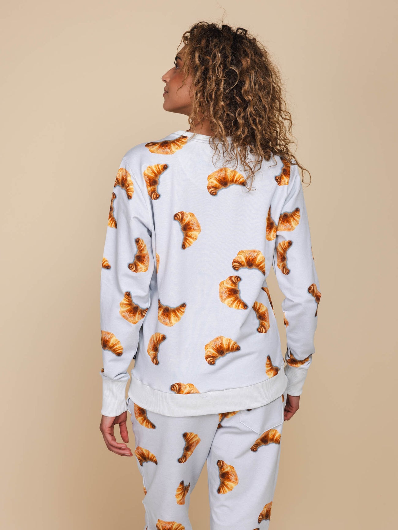 SNURK Croissants Sweater Dames, comfortabele sweater met croissantjes, achteraanzicht, damesmode.