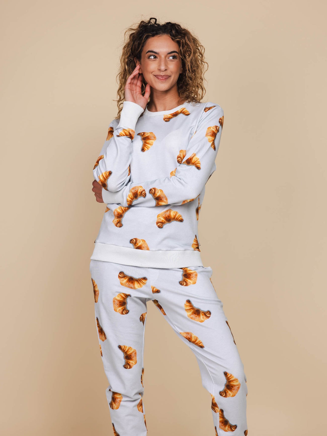 SNURK Croissants Sweater Dames met croissantjes, comfortabele dames sweater van biologische katoen.