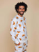 Man in SNURK Croissants Sweater Heren met croissantjesprint, perfect voor casual gebruik.