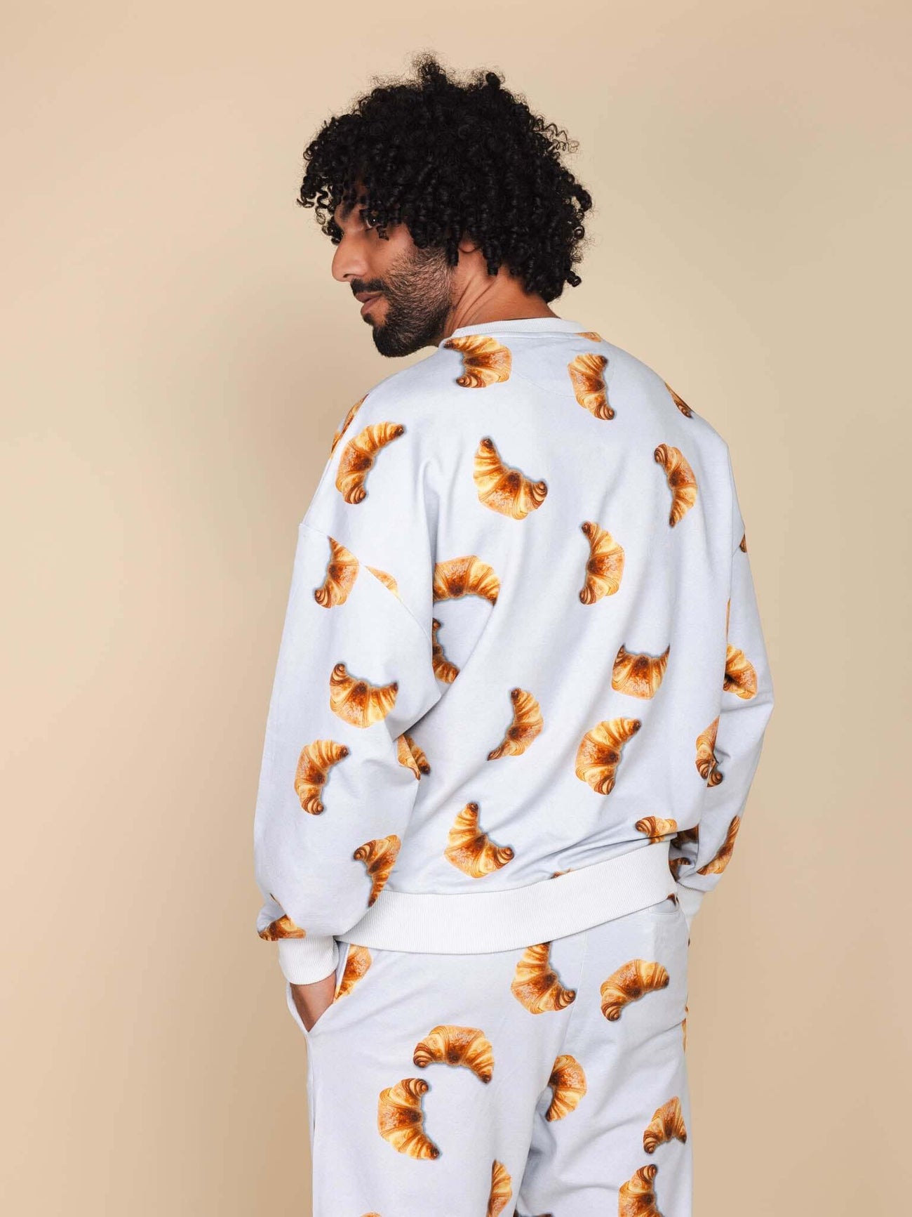 SNURK Croissants Sweater Heren, comfortabele sweater met croissantjes, ontworpen in Amsterdam.