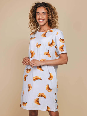 SNURK Croissants T-shirt Dress Dames met croissant print, relaxte fit en zachte biologische katoen.