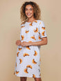 SNURK Croissants T-shirt Dress Dames met croissant print, relaxte fit en zachte biologische katoen.
