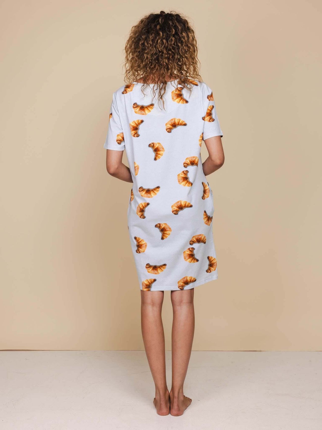 SNURK Croissants T-shirt Dress Dames, comfortabele jurk met croissantprint, ideaal voor bed of strand.