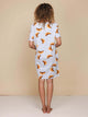 SNURK Croissants T-shirt Dress Dames, comfortabele jurk met croissantprint, ideaal voor bed of strand.