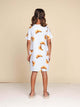 SNURK Croissants T-shirt Dress Kids gedragen door een meisje, met croissantjes op een zachte katoen stof.