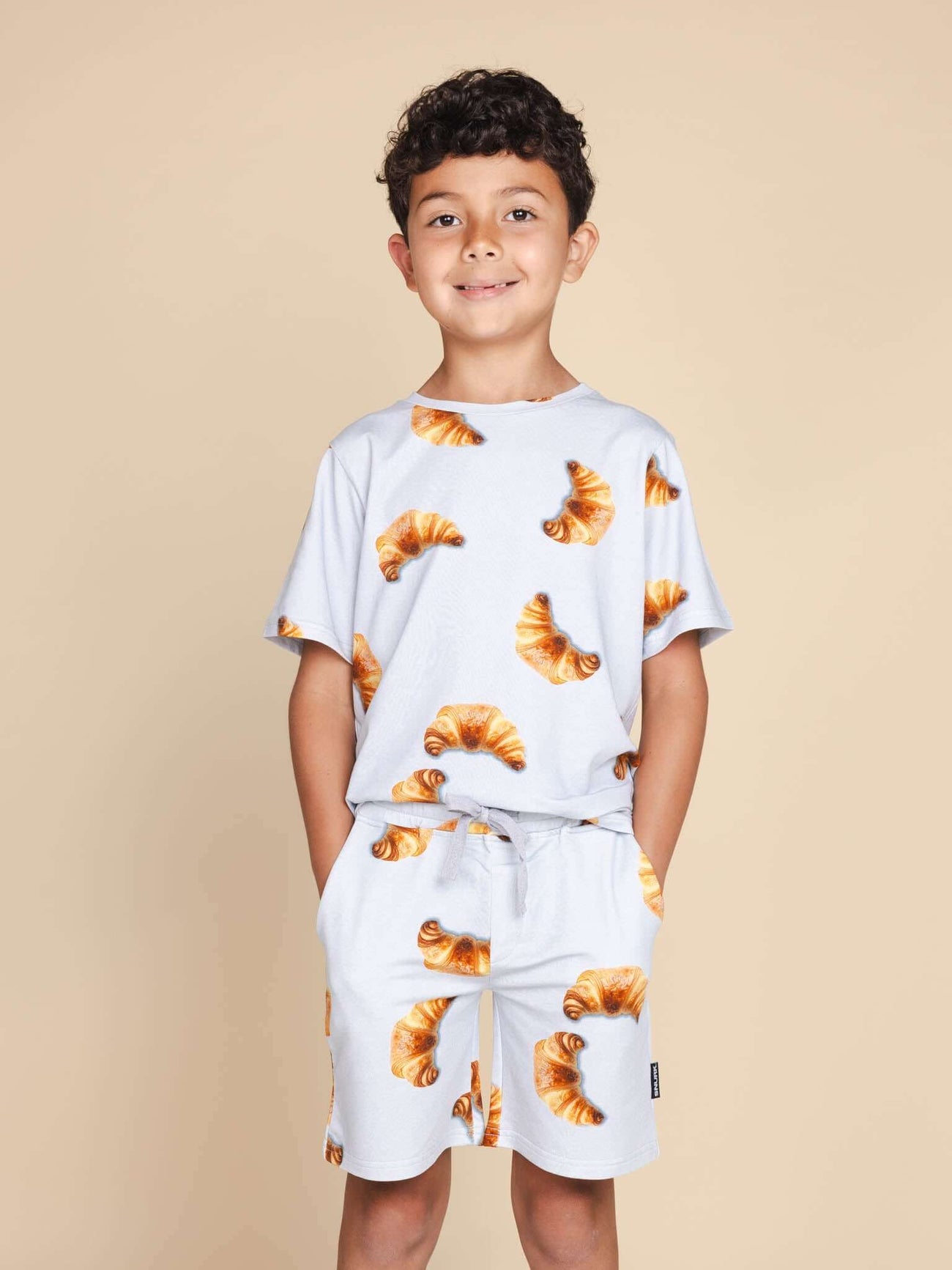 SNURK Croissants T-shirt Kids met schattige croissantjes, perfect voor bed of school.