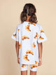 SNURK Croissants T-shirt Kids, kind in T-shirt met croissantjes, achteraanzicht, zachte biologische katoen.