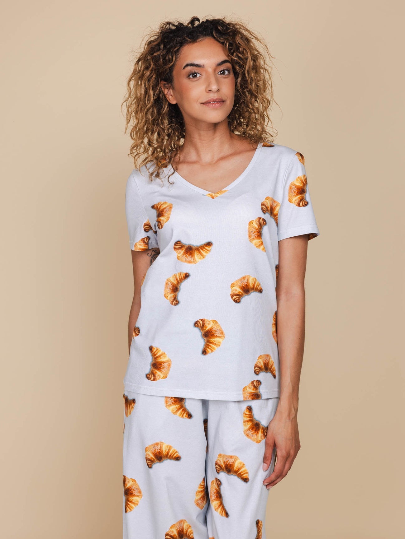 SNURK Croissants V-Neck T-shirt Dames met croissantjes print, perfect voor relax- of slaapoutfit.