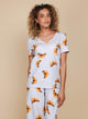 SNURK Croissants V-Neck T-shirt Dames met croissantjes print, perfect voor relax- of slaapoutfit.