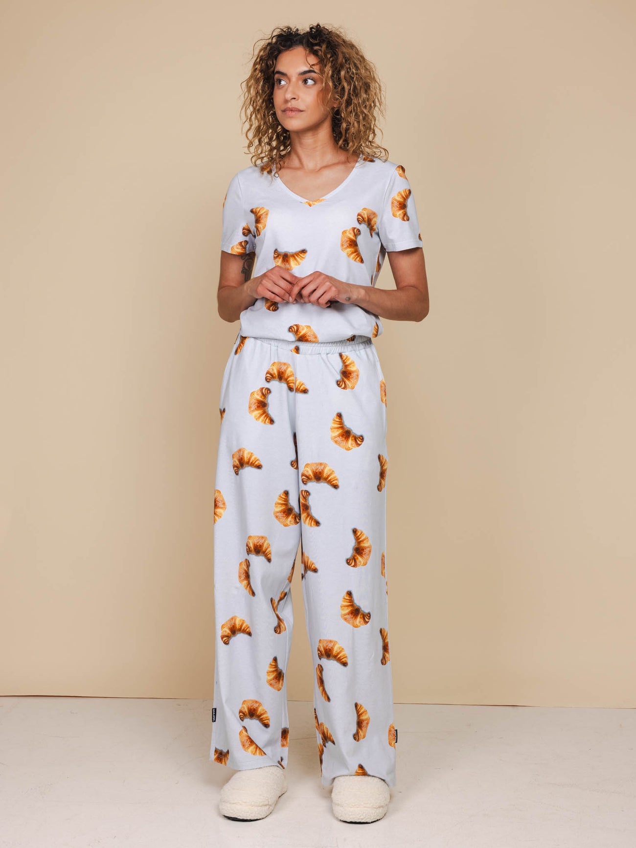 SNURK Croissants V-Neck T-shirt Dames in combinatie met matching broek, perfect voor ontspanning.