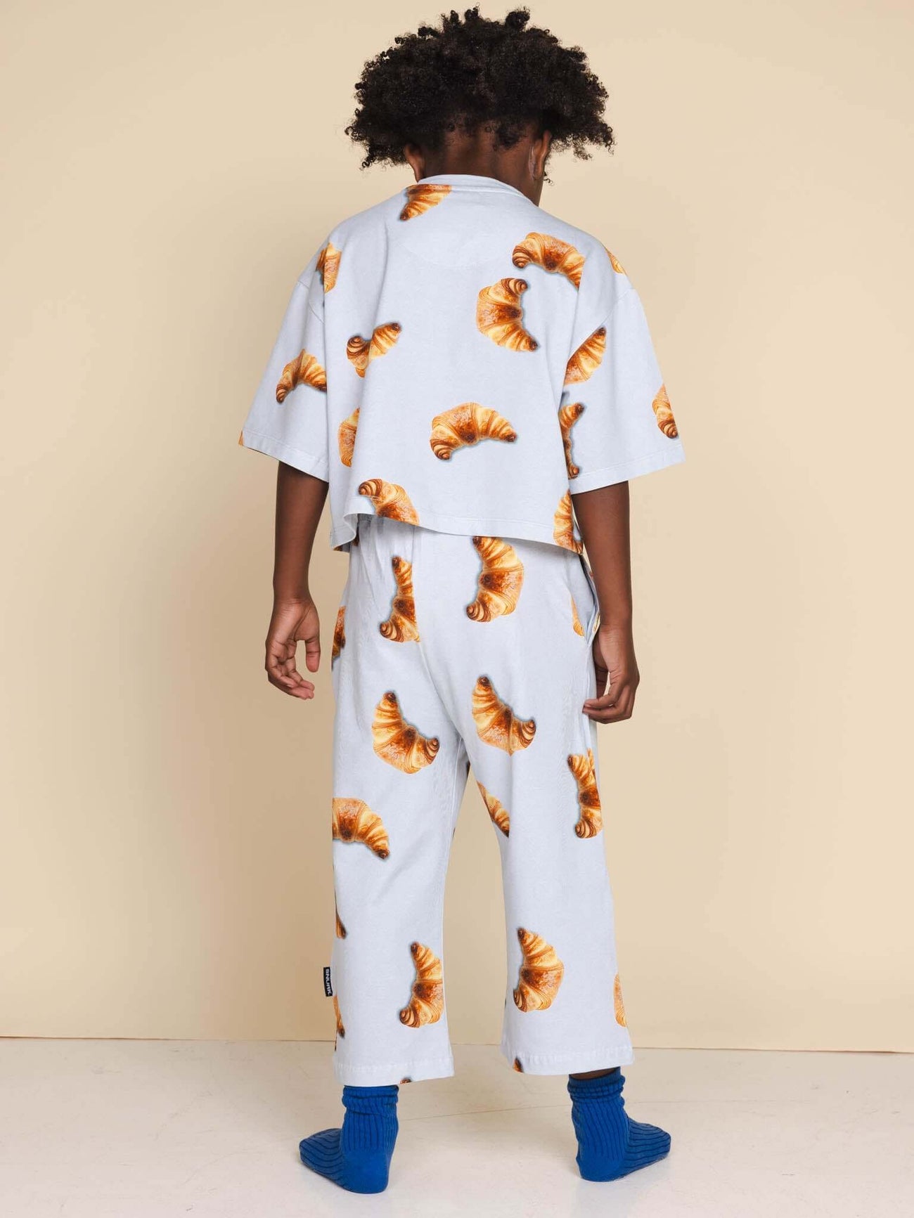 SNURK Croissants Wide Pants Kids - Kinderbroek met croissantjes, comfortabele fit en wijde pijpen.