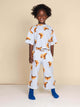 SNURK Croissants Wide Pants Kids model in croissant print outfit met wijde pijpen en korte mouwen.