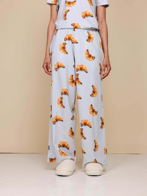 SNURK Croissants Wijde Broek Dames met croissantjes patroon, wijde pijpen en comfortabel design.