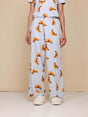 SNURK Croissants Wijde Broek Dames met croissantjes patroon, wijde pijpen en comfortabel design.
