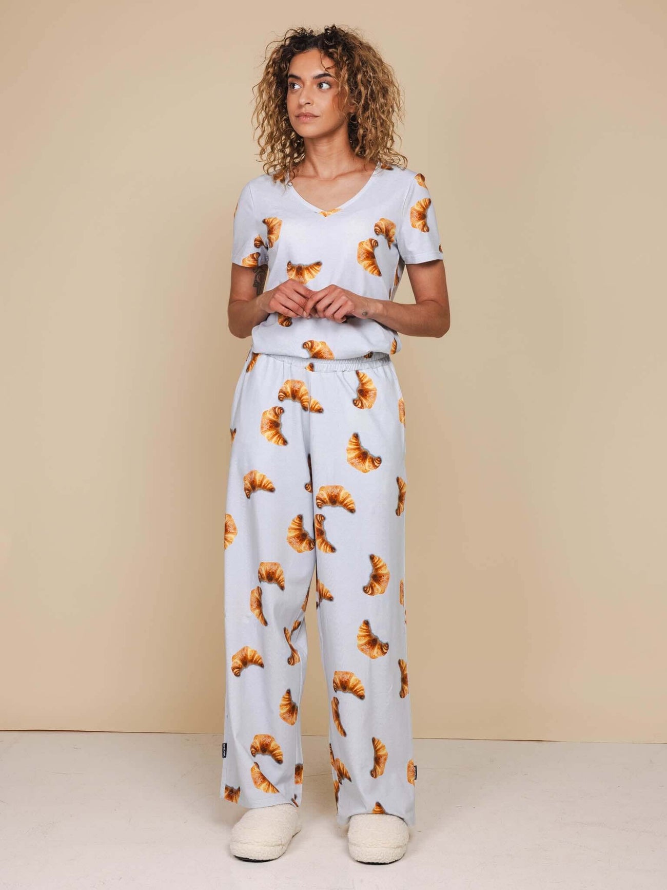 SNURK Croissants Wijde Broek Dames met versgebakken croissantjes op comfortabele broek en T-shirt