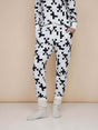 SNURK Crossword Broek Regular Unisex in zwart-wit kruiswoordprint, perfect voor heren en dames.