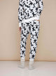 De achterzijde van de SNURK Crossword Broek Regular Unisex met zwart-witte kruiswoordprint voor heren en dames.