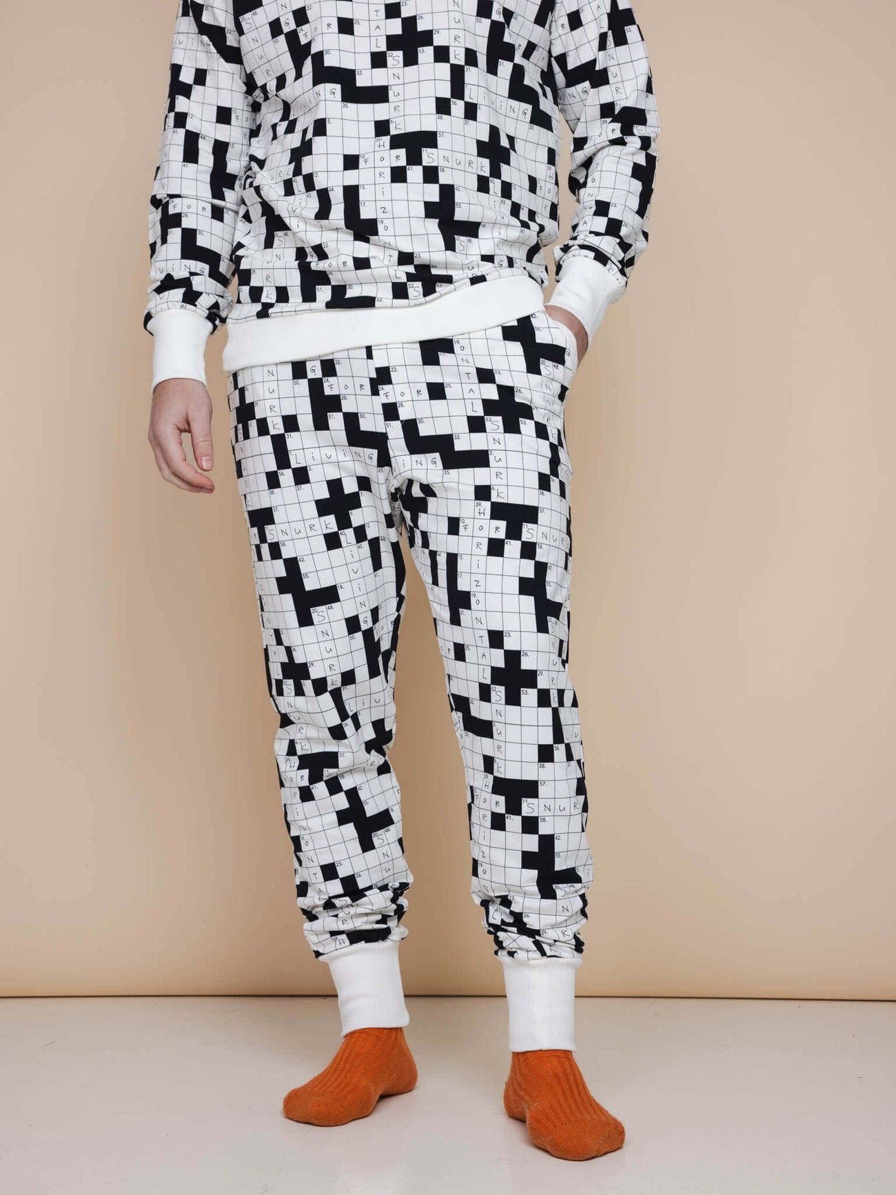 SNURK Crossword Broek Regular Unisex in zwart-witte kruiswoord print, gemaakt van zachte biologische katoen.