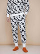 SNURK Crossword Broek Regular Unisex in zwart-witte kruiswoord print, gemaakt van zachte biologische katoen.