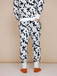 SNURK Crossword Broek Regular Unisex, zwart-witte kruiswoordprint, comfortabele joggingbroek achteraan gezien.
