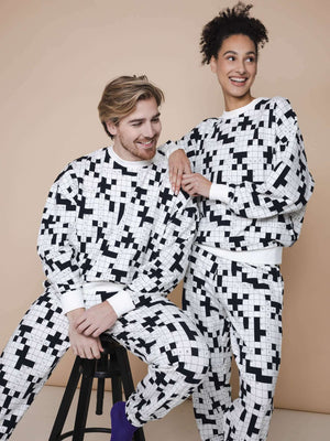SNURK Crossword Broek Relaxed Unisex in zwart-wit kruiswoordprint, ideaal voor dames en heren.