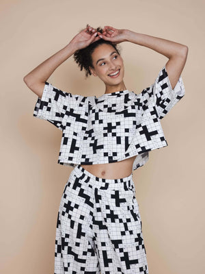 SNURK Crossword Cropped T-shirt Dames in zwart-wit kruiswoordpuzzelpatroon, perfect voor relaxen en slapen.