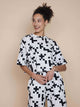Vrouw in SNURK Crossword Cropped T-shirt Dames met puzzelprint, perfect voor relaxen of slapen.
