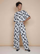 Model met SNURK Crossword Cropped T-shirt Dames en bijpassende broek, zwart-witte puzzelprint.