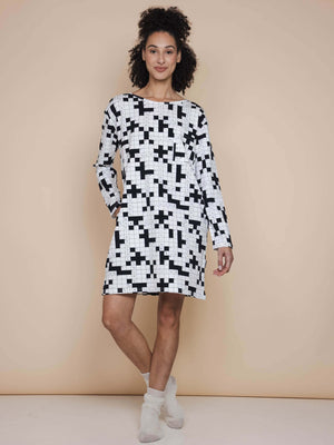 SNURK Crossword Long Sleeve Dress Dames in zwart-wit kruiswoordprint met lange mouwen en praktische zakken.