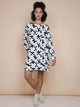 SNURK Crossword Long Sleeve Dress Dames in zwart-wit kruiswoordprint met lange mouwen en praktische zakken.