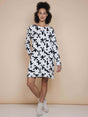 SNURK Crossword Long Sleeve Dress Dames in zwart-wit kruiswoordprint met lange mouwen en praktische zakken.
