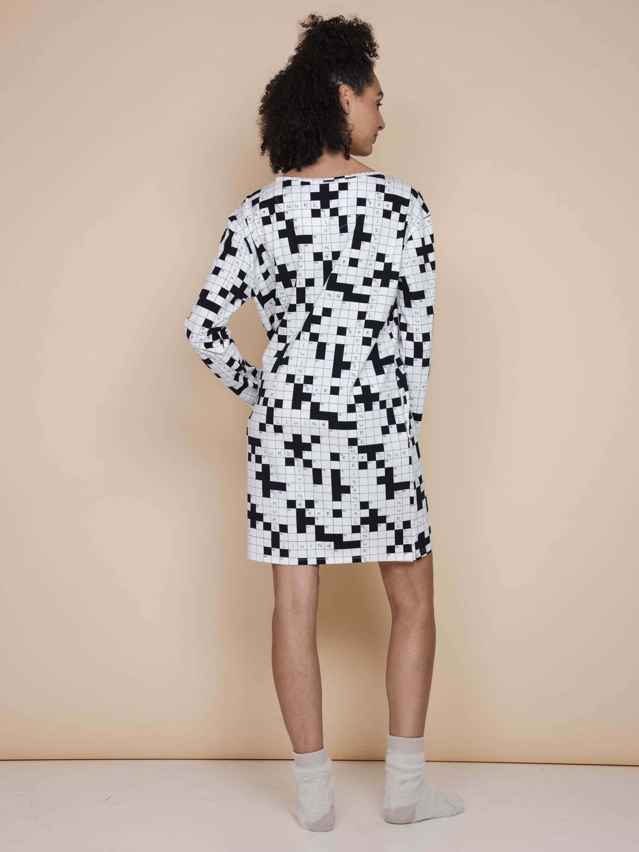 SNURK Crossword Long Sleeve Dress Dames, zwart-wit kruiswoordprint, relaxed fit, lange mouwen, praktische zakken.